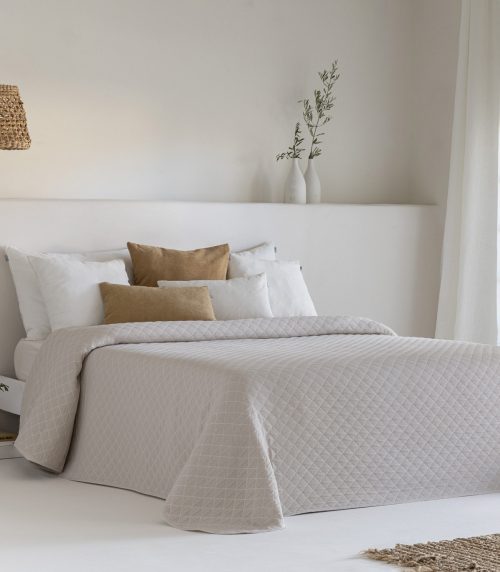 Colcha Jacquard Reversible Medellín de Sandeco en color beige c150 250x270 y 2 fundas de cojín de 50x70cm