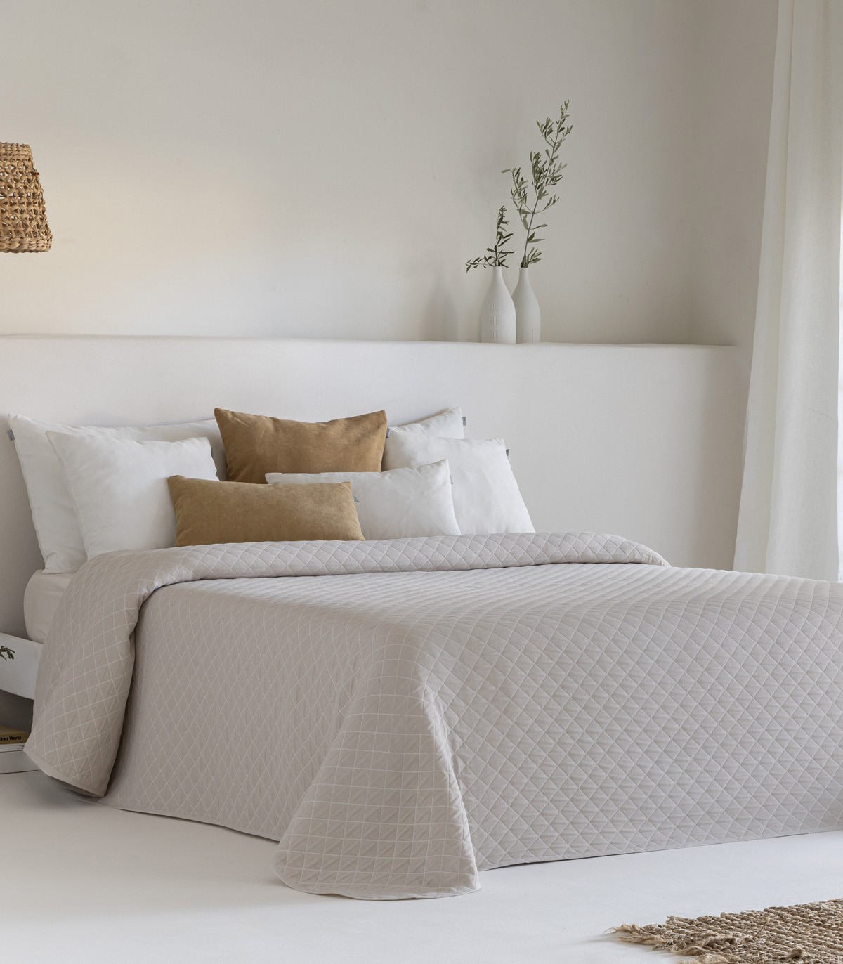 Colcha Jacquard Reversible Medellín de Sandeco en color beige c150 250x270 y 2 fundas de cojín de 50x70cm