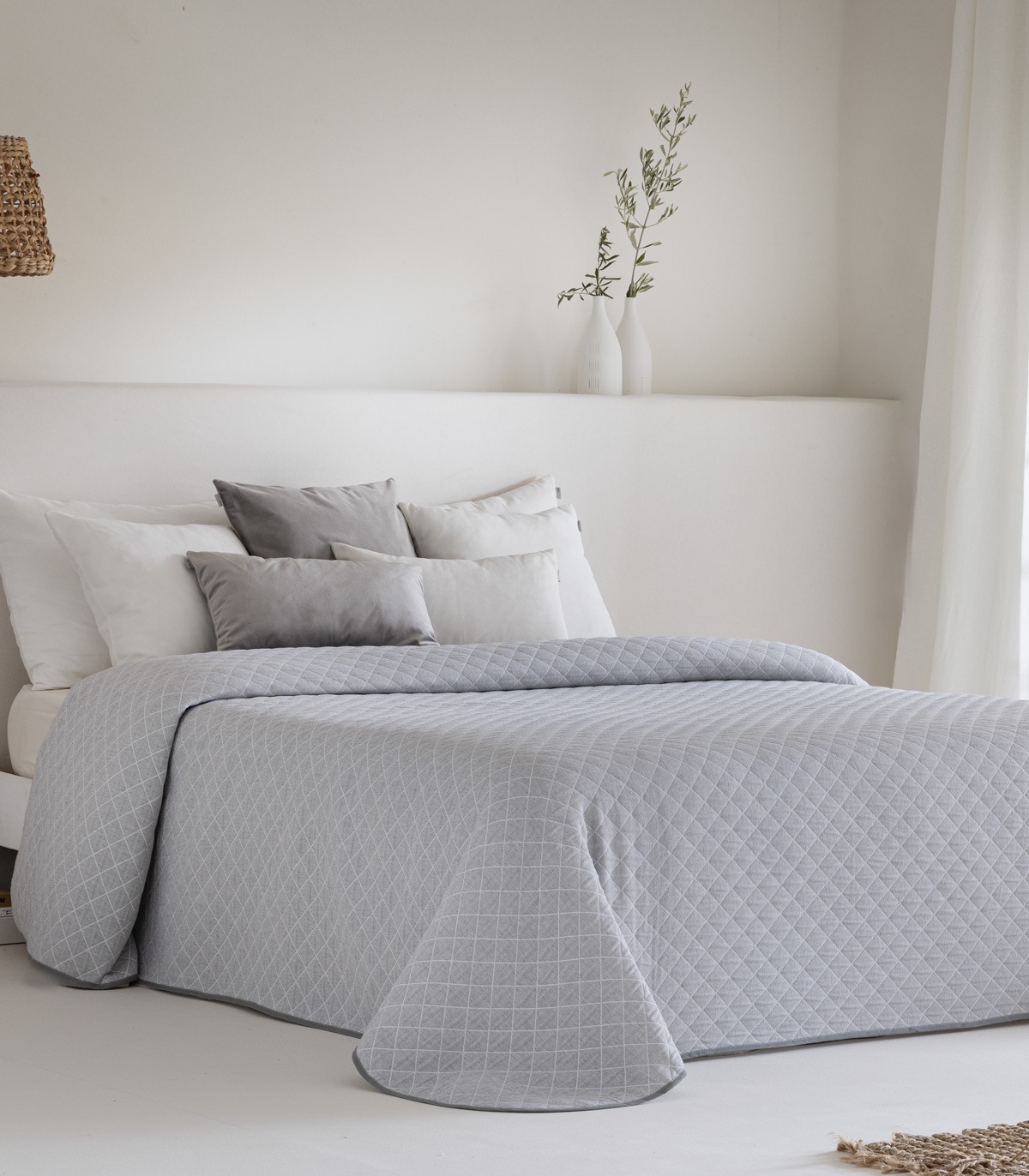 Colcha Jacquard Reversible Medellín de Sandeco en color gris c150 250x270 y 2 fundas de cojín de 50x70cm