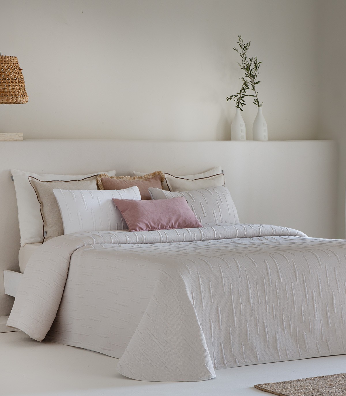 Colcha Jacquard Reversible Merino de Sandeco en color beige c150 250x270 y 2 fundas de cojin de 50x70cm