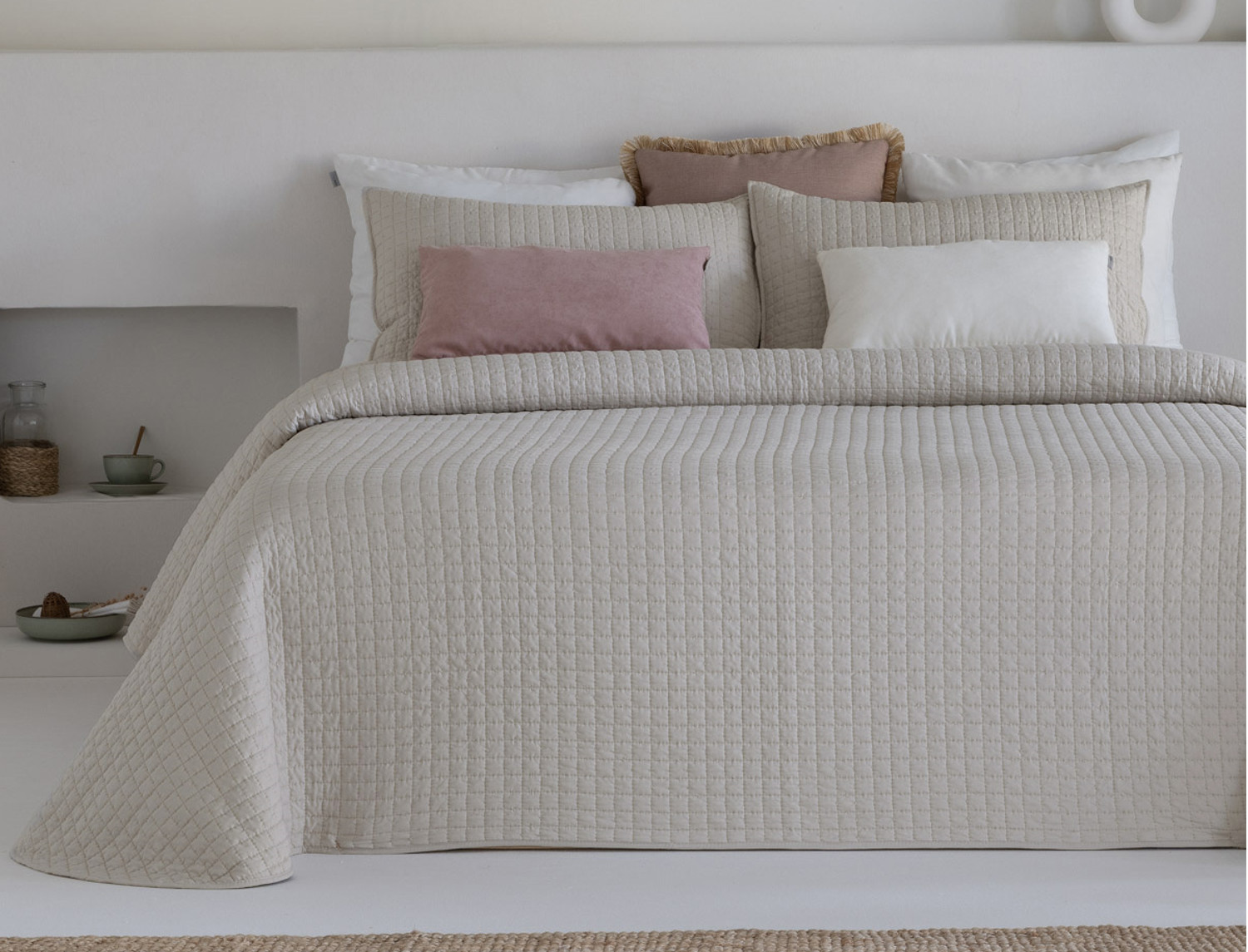 Colcha Jacquard Toronto de Sandeco en color beige c180 270x270 y 2 fundas de cojín de 50x70cm