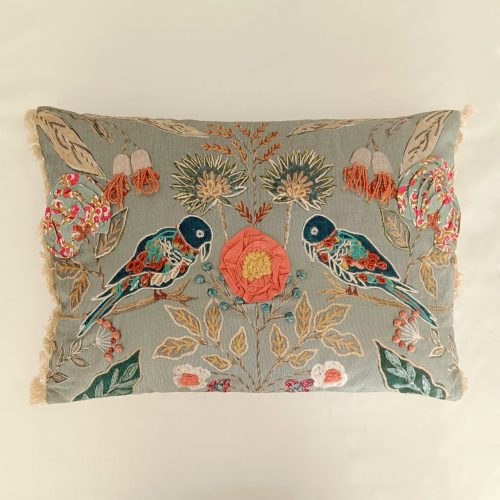 Set de 2 cojines Amara de Ikaya en color aguamarina con aves y flores bordados 35x50cm