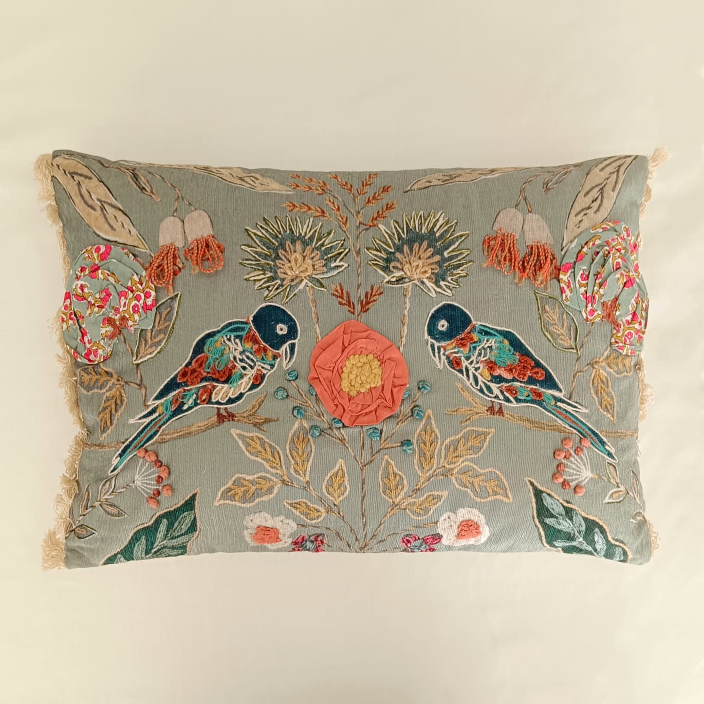 Set de 2 cojines Amara de Ikaya en color aguamarina con aves y flores bordados 35x50cm