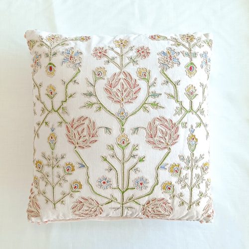 Set de 2 cojines Amari con bordado floral de Ikaya en color blanco roto 45x45cm