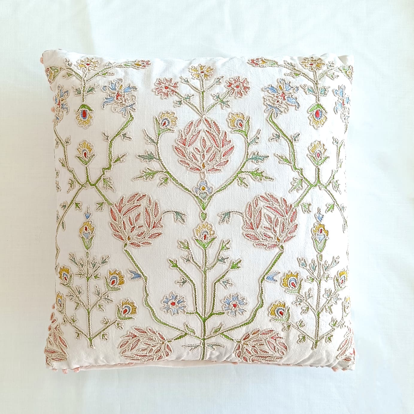 Set de 2 cojines Amari con bordado floral de Ikaya en color blanco roto 45x45cm