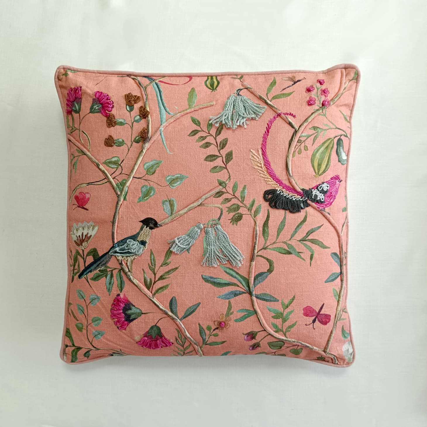 Set de 2 cojines Byblos de Ikaya con flores y pájaros bordados en color salmón 45x45cm