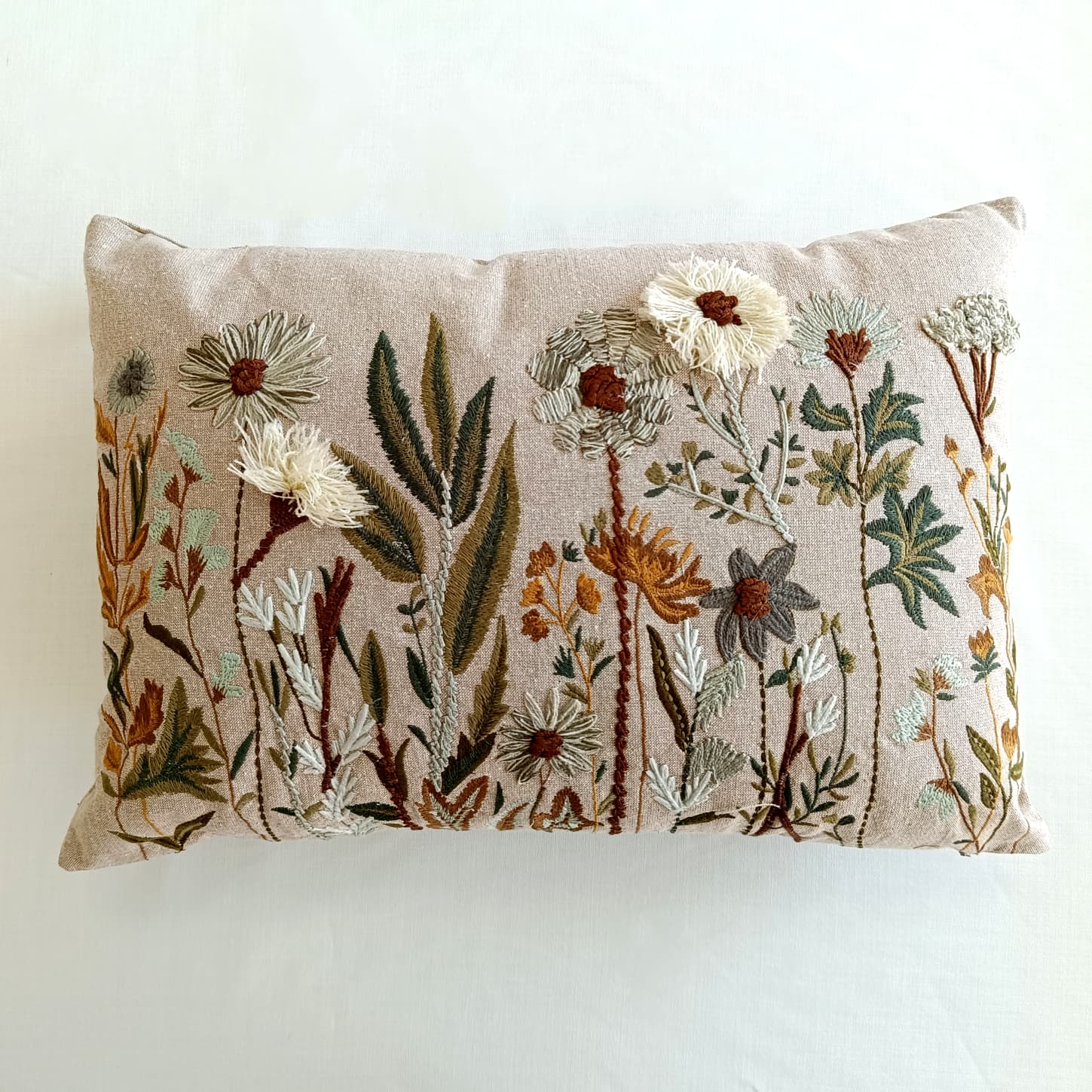 Set de 2 cojines Cilac de Ikaya con bordado floral en color beige 35x50cm