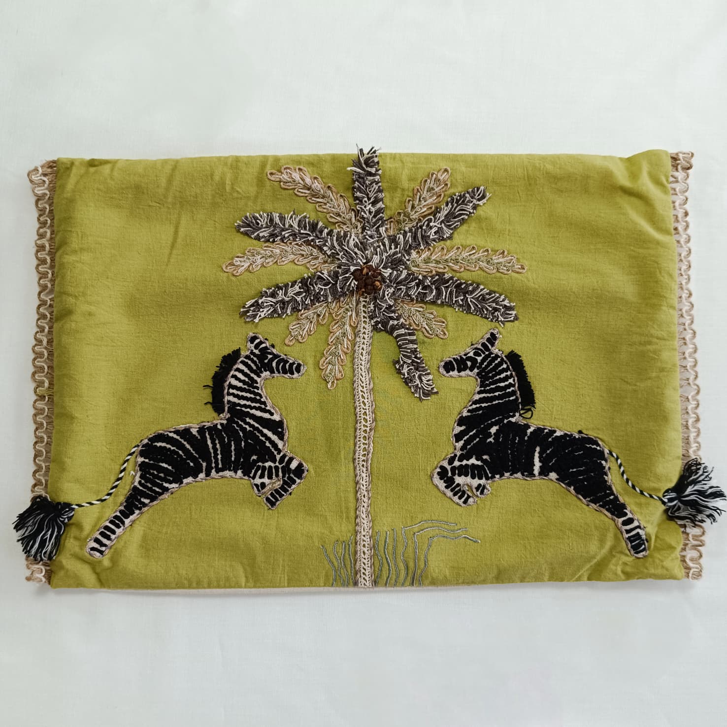 Set de 2 cojines Jabari de Ikaya con cebras bordadas en color pistacho 30x50cm