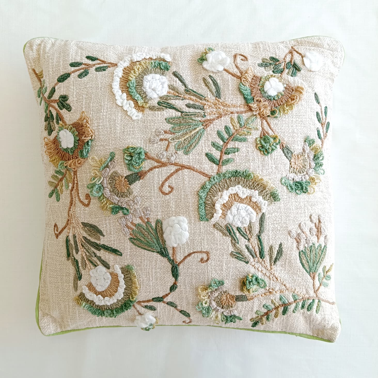 Set de 2 cojines Maval de Ikaya con bordado floral en color beige y verde 45x45cm