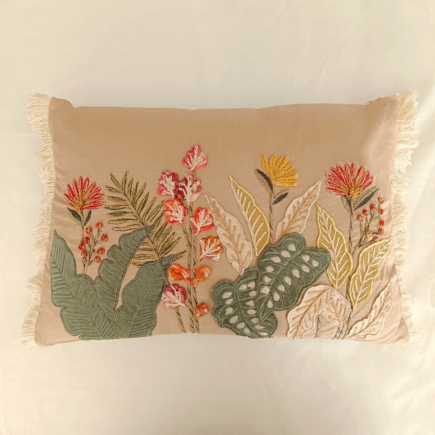 Set de 2 cojines Tenoch de Ikaya con bordado floral en color beige 35x50cm