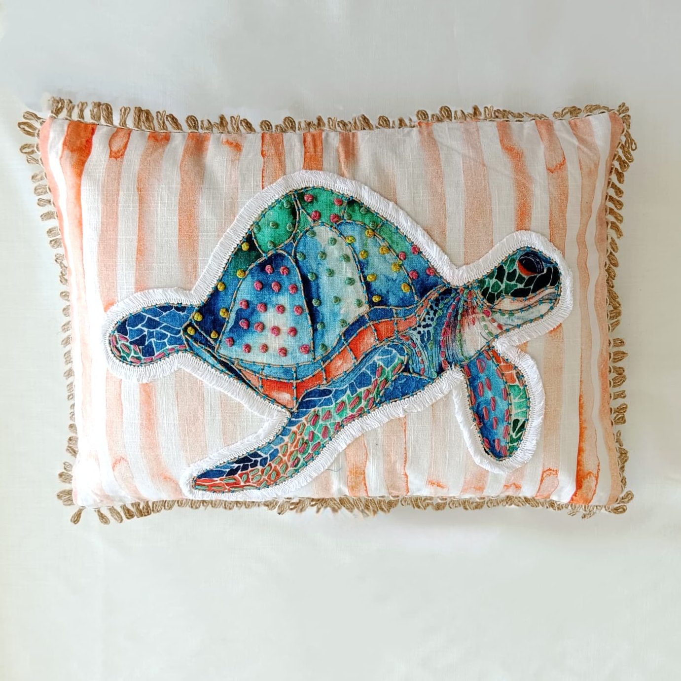 Set de 2 cojines Tortor de Ikaya con tortuga bordada y flecos de yute 35x50cm