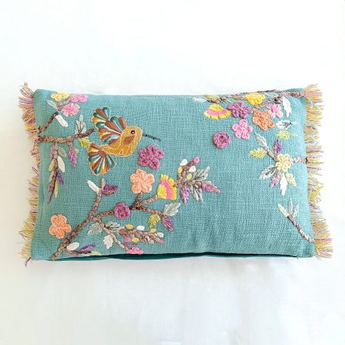 Set de 2 cojines Zulia de Ikaya con flores y pájaros bordados en color aguamarina 35x50cm.