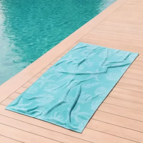 Toalla Moluca de terciopelo jacquard con un tamaño de 90X165cm, familiar, suave y absorbente. Fabricada en 100% Algódón Egipcio.