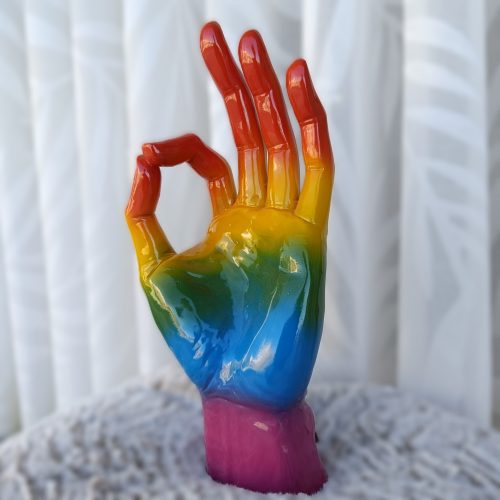 Figura de mano arcoíris de resina