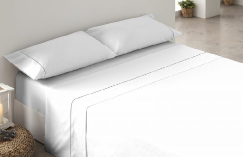 Juego de sábanas Calma de Icelands en color blanco con cenefa en color gris. Medidas para cama de 150.  Composición 50% de algodón y 50% en fibras sintéticas.