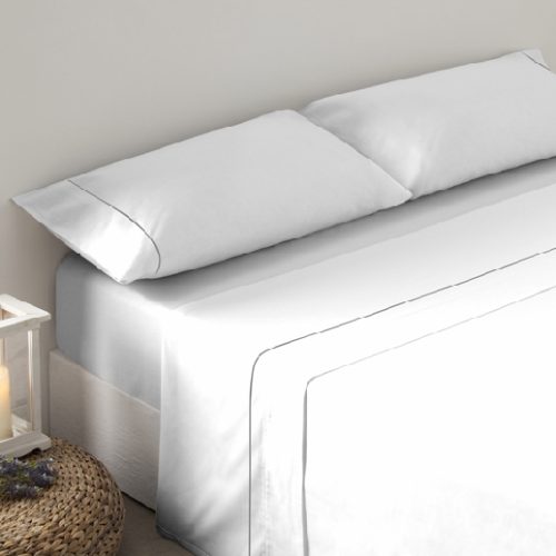 Juego de sábanas Calma de Icelands en color blanco con cenefa en color gris. Medidas para cama de 150.  Composición 50% de algodón y 50% en fibras sintéticas.